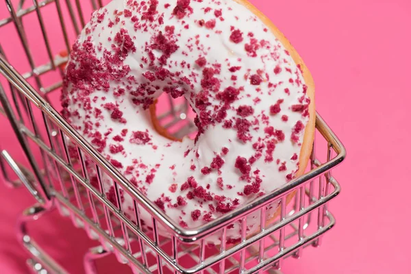 Макросъемка пончика на розовом — стоковое фото