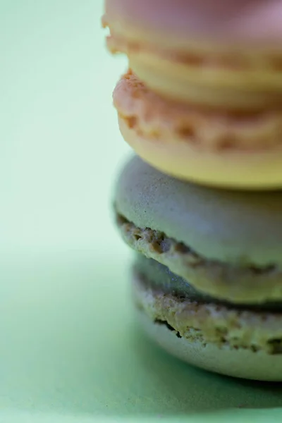 Makroaufnahme eines Stapels Macarons über grünem Minzhintergrund — Stockfoto