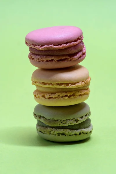 Makroaufnahme eines Stapels Macarons über grünem Minzhintergrund — Stockfoto