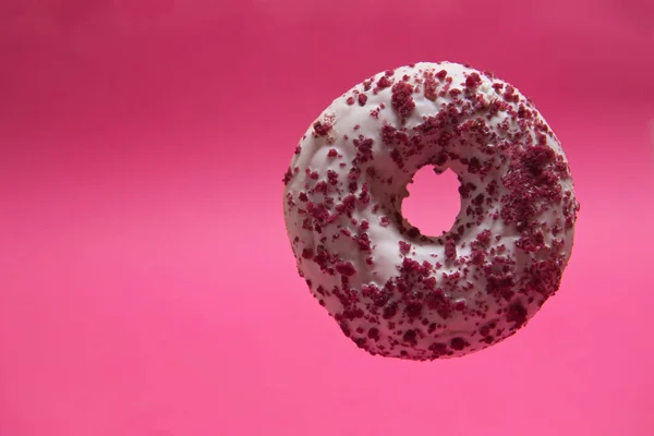 Macro tiro de donut em rosa — Fotografia de Stock
