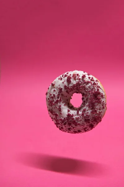 Макросъемка пончика на розовом — стоковое фото