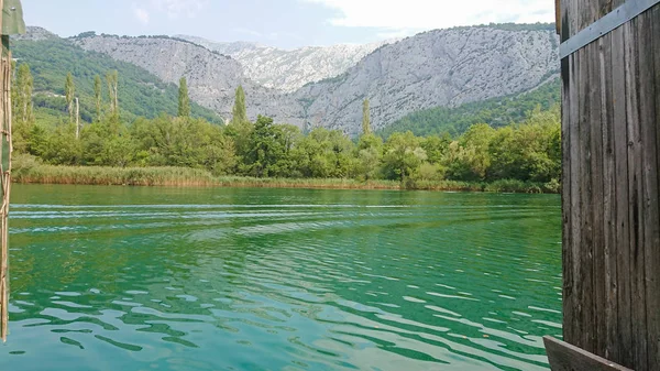 Ποταμός Τσετίνα, Κροατία. Ένα όμορφο τοπίο κοντά στην Ομίς — Φωτογραφία Αρχείου