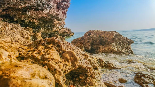 Rocky beach, bue transparent sea — Stock Photo, Image