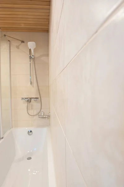 Fond intérieur de salle de bain flou dans un appartement de luxe — Photo