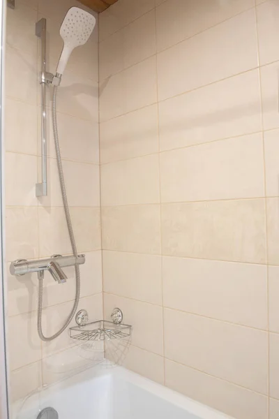Фрагмент з душем в розкішній квартирі — стокове фото
