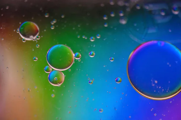 Arco iris abstracto desenfocado cuadro de fondo hecho con aceite, agua y jabón —  Fotos de Stock