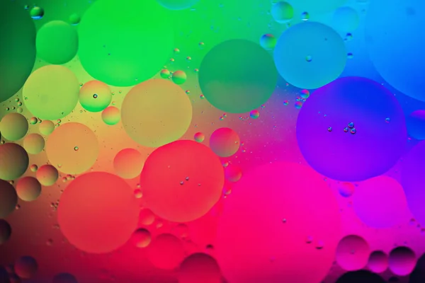 Рисунок на фоне радуги, сделанный из масла, воды и мыла — стоковое фото