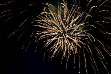 Odaklanmamış altın frework ışıkları.