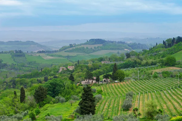 Bela paisagem de primavera com colinas na Toscana — Fotografia de Stock