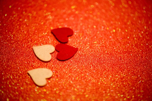 Сердца на красном абстрактном фоне с боке — стоковое фото