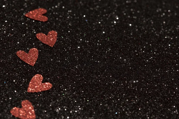 Corações sobre fundo abstrato preto com bokeh — Fotografia de Stock