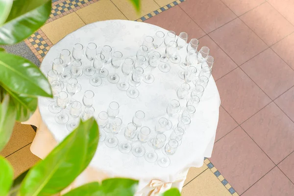 Vista aérea para a mesa com copos de champanhe — Fotografia de Stock