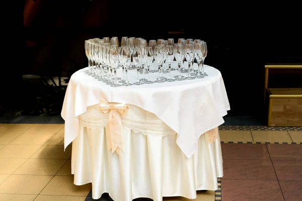 Mesa com taças de champanhe — Fotografia de Stock