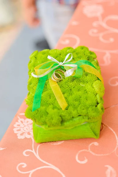 Almohada de flores para anillos de boda — Foto de Stock