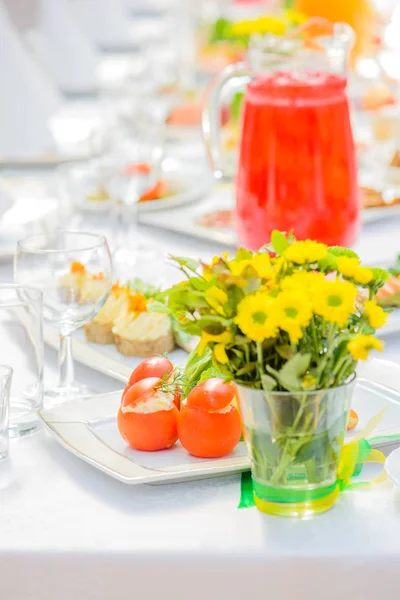 Mesa servida com pratos diferentes — Fotografia de Stock