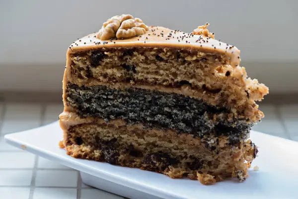 Ein Stück Kuchen mit Kondensmilch auf einem Teller — Stockfoto