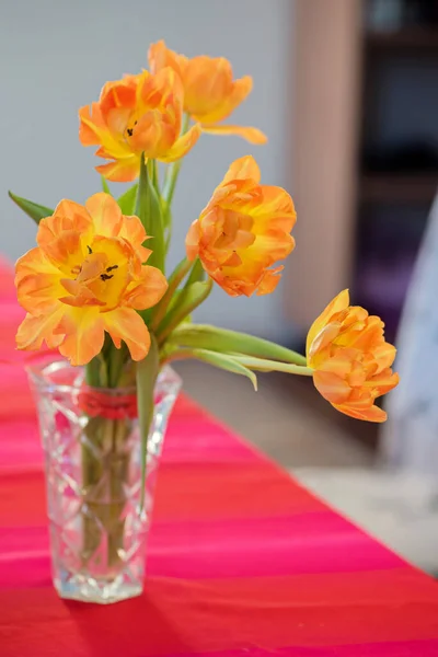 Un mazzo di tulipani in un vaso sul tavolo — Foto Stock