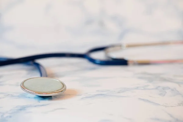 Medicinskt stetoskop eller fonendoskop över ljusblå bakgrund — Stockfoto