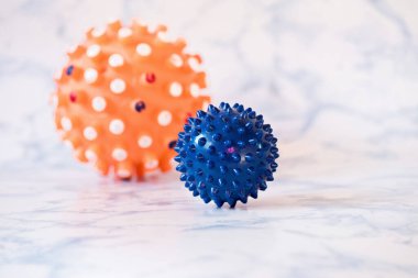 Mikroskop virüsü yakın çekim. Ellerinde Coronavirus Kavramsal Tableti