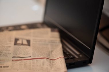 Siyah defter ve finans gazetesi. Coronavirus konsepti. Ev kavramından çalış