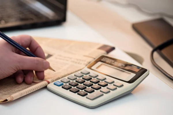 Rekenmachine en financiële krant. Coronavirus concept. Werk vanuit huis concept — Stockfoto