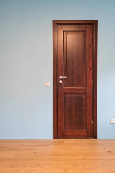 Čelní pohled na dřevěné dveře v interiéru domu — Stock fotografie