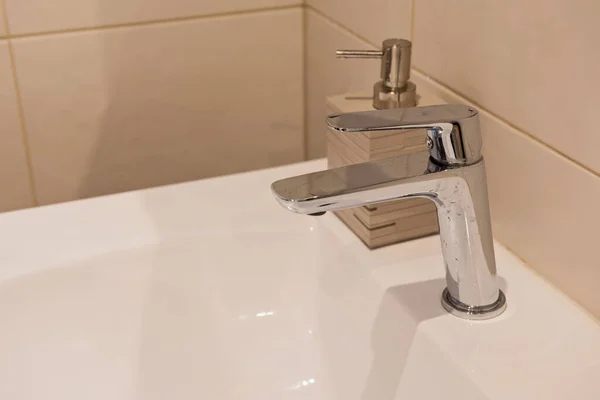 Interior del baño con lavabo y grifo — Foto de Stock