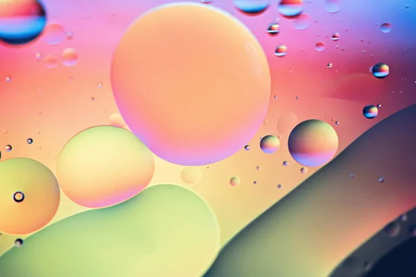 Радужный абстрактный разряженный фон, сделанный из масла, воды и мыла — стоковое фото