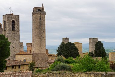 SIENA, İtalya - 26 Nisan 2019: Siena, İtalya 'daki eski binalara bakın