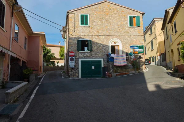 SANTA LUCE, ITALIA - 24 DE ABRIL DE 2019: Vista a las casas típicas Santa Luce, Italia — Foto de Stock