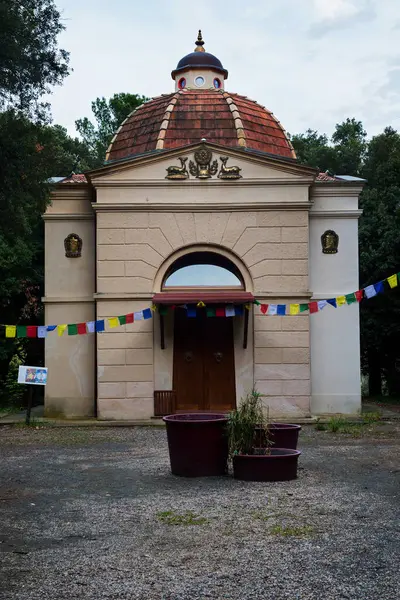 POMAIA,イタリア-エイプリル社2019年25日:イタリア・ポマイアでの祈りの旗を持つラマ・ツォンカパ研究所をご覧ください。 — ストック写真