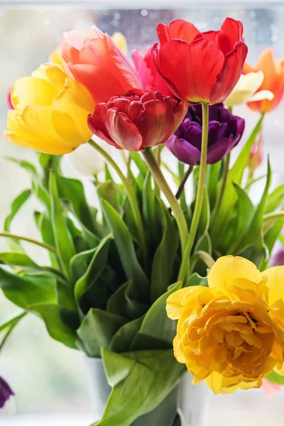 Veelkleurige Tulpen Een Vaas Venster Achtergrond — Stockfoto