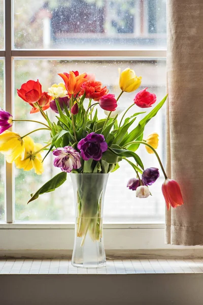 Kolorowe Tulipany Wazonie Okno Tle — Zdjęcie stockowe