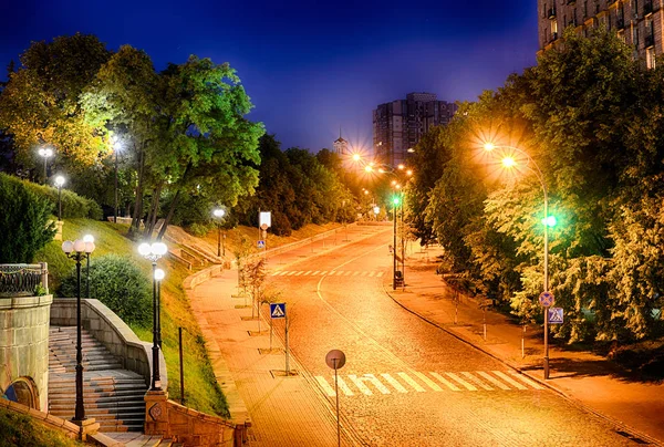 キエフで天百の英雄の夜の路地. — ストック写真