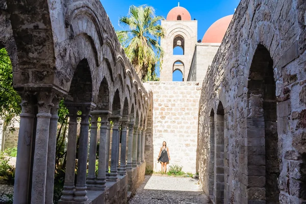 Tourist  on background of cloister of the arab-norman church "San Giovanni degli Eremiti" — ストック写真