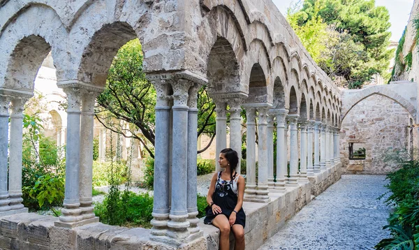 Tourist In the  cloister of the arab-norman church "San Giovanni degli Eremiti" in Palermo — Φωτογραφία Αρχείου