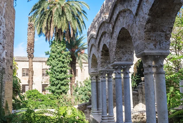 El claustro de la iglesia árabe-norman "San Giovanni degli Eremiti" en Palermo. Sicilia . — Foto de Stock