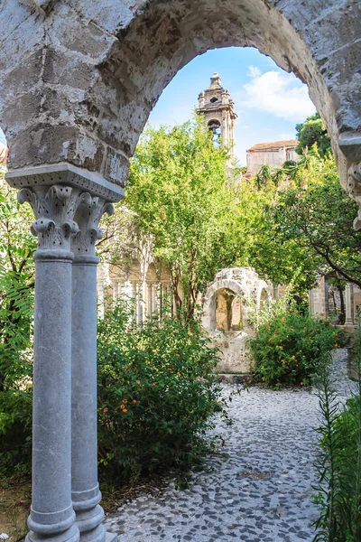 阿拉伯-诺曼修道院教堂"圣乔瓦尼德利雷米"在巴勒莫。西西里岛. — 图库照片