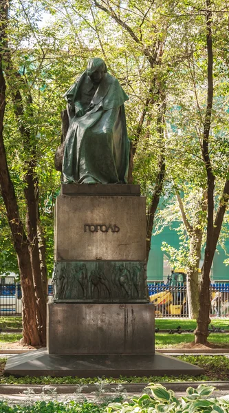 Monument à l'écrivain Gogol dans la cour du musée Gogol — Photo