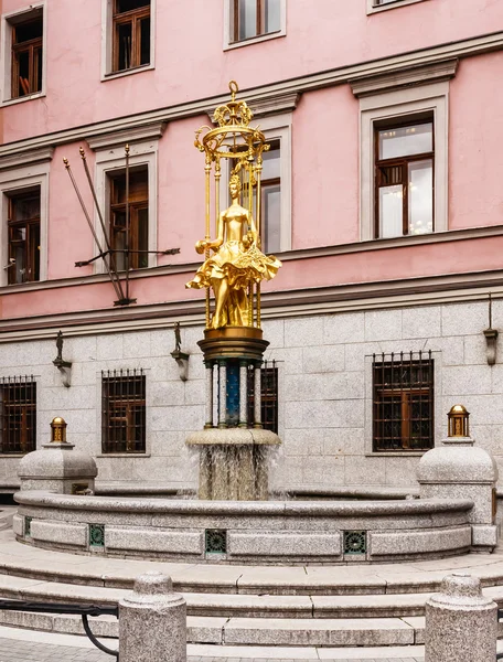 : Skulptur Brunnen Gold Prinzessin Turandot in der Nähe von vakhtangov thea — Stockfoto