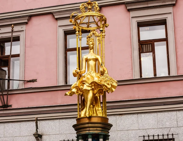 : Sculpture Fountain gold Princess Turandot near Vakhtangov Thea — Stock Photo, Image