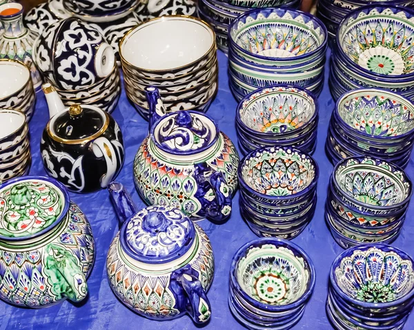 传统的乌兹别克碟子和盘子在乌兹别克斯坦，中亚 — 图库照片
