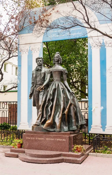 Monument on the Old Arbat great poet Alexander Pushkin and Natalia Goncharova — Stock Photo, Image