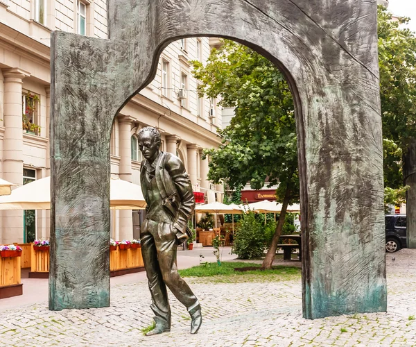 Памятник советскому поэту и певцу Булату Окуджаве на улице Арбат — стоковое фото