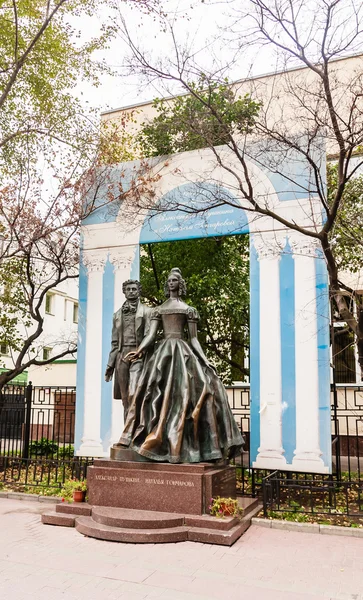 Monumento no Velho Arbat grande poeta Alexander Pushkin e Natalia Goncharova — Fotografia de Stock