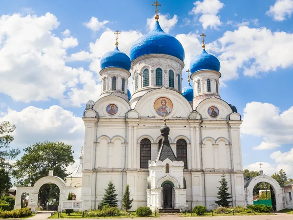 Fachada de la Iglesia de San Nicolás en el pueblo de Rogachevo, región de Moscú —  Fotos de Stock