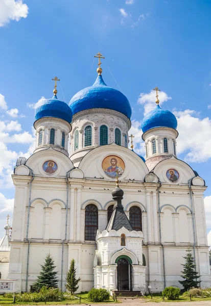 在莫斯科地区 Rogachevo 村的圣尼古拉斯教堂立面 — 图库照片