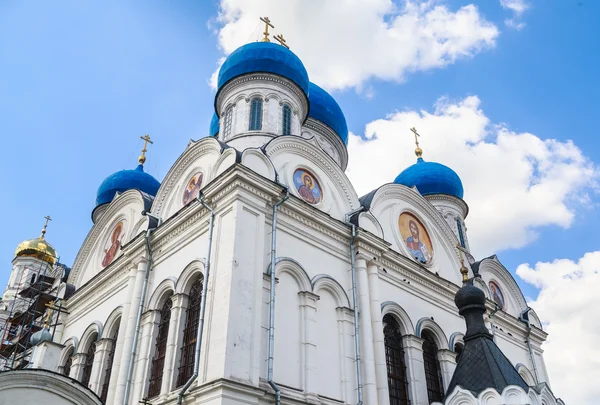 St. Nicolaas kerk in het dorp Rogachevo — Stockfoto