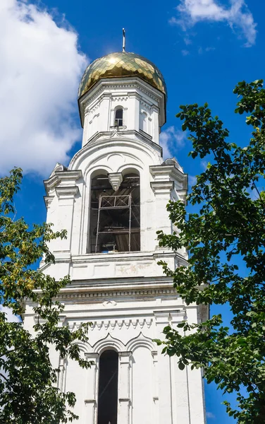 Bell tower of  St. Nicholas Church in the village of Rogachevo, Moscow region — Stock Photo, Image