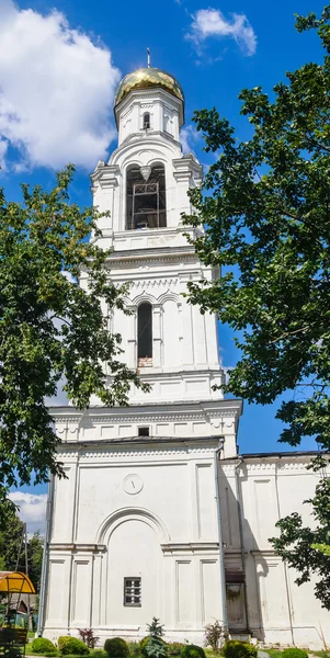 Campanario de la Iglesia de San Nicolás en el pueblo de Rogachevo, región de Moscú — Foto de Stock